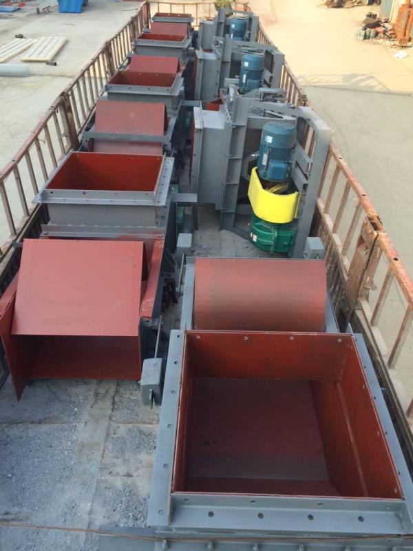 多台往複式（shì）給煤機發貨（huò）裝車