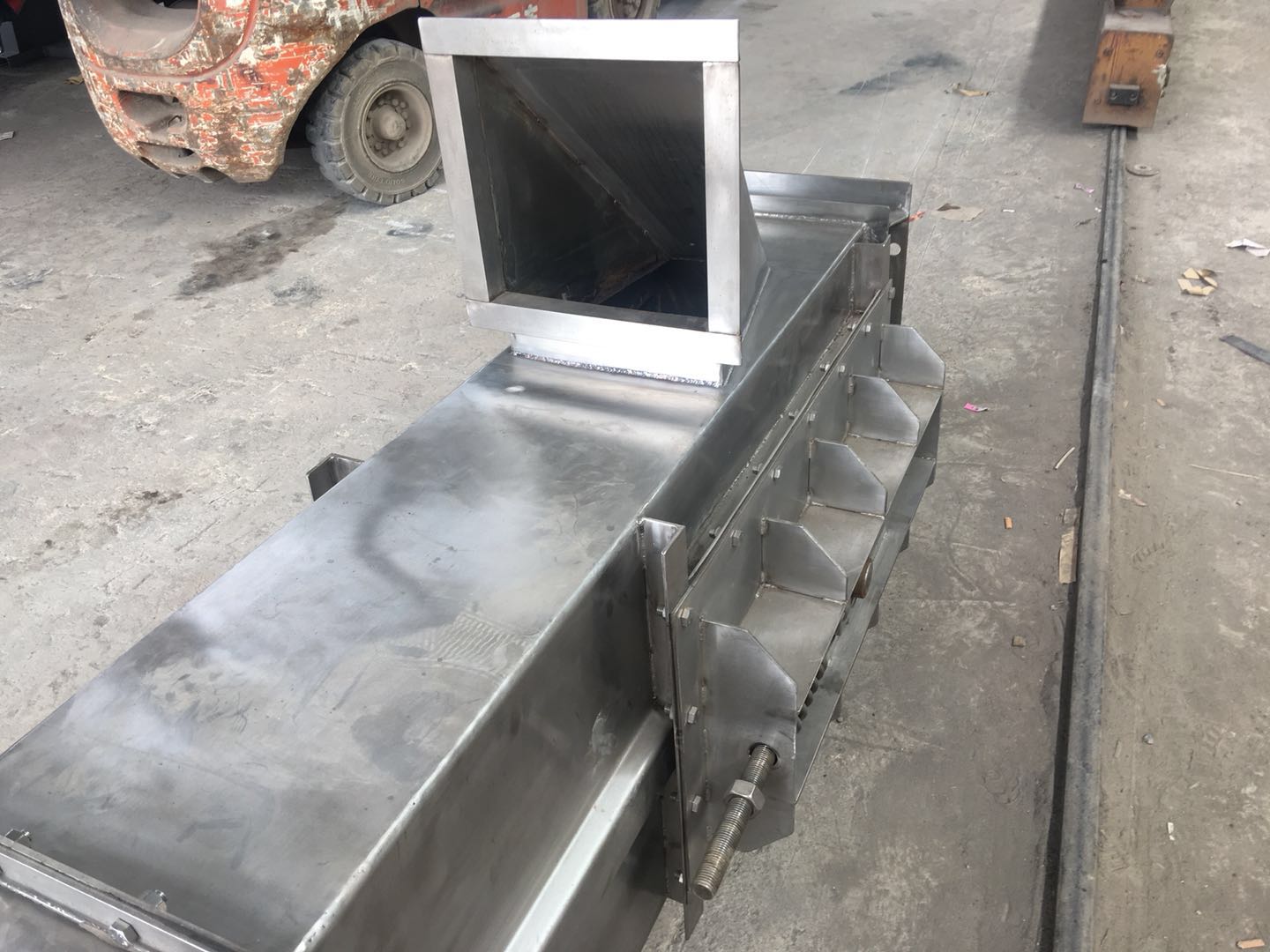 廣東不鏽（xiù）鋼鬥式提升機