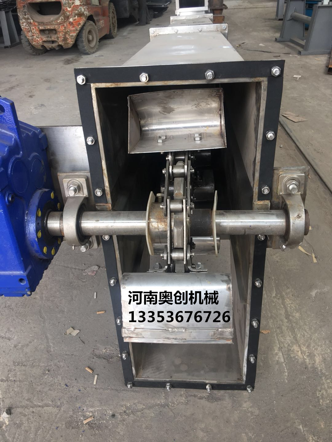 不鏽鋼板鏈鬥式（shì）提升機展示1