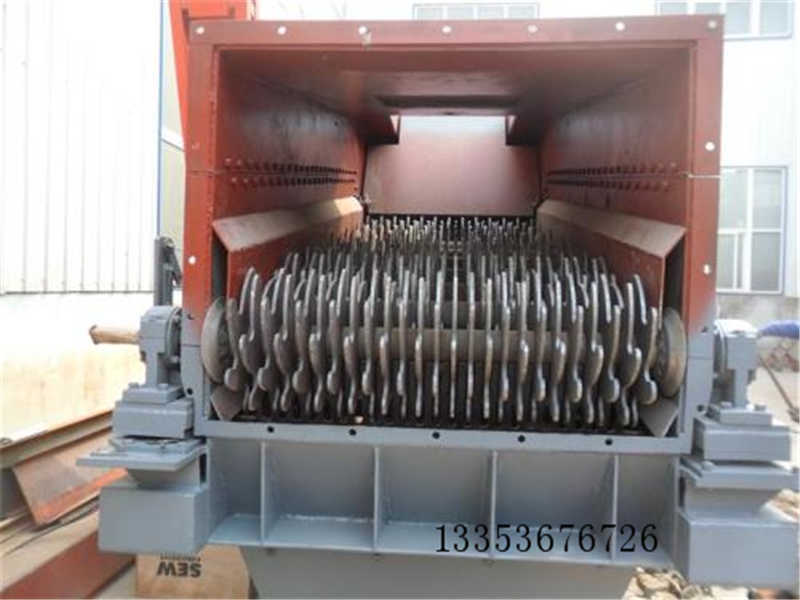 堆放含（hán）泥煤塊滾軸（zhóu）篩分（fèn）機