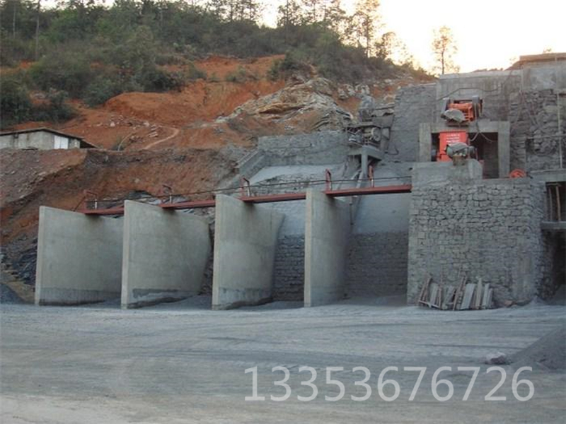 多規格吊掛式(shì)平(píng)麵往複篩 多規格(gé)吊掛式平麵往複篩