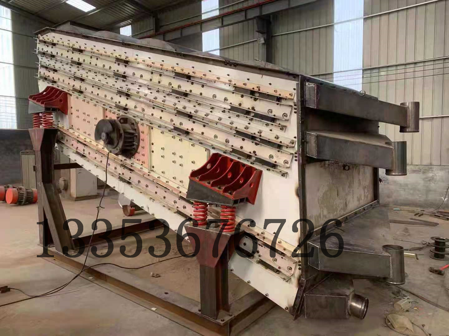 石（shí）灰石（shí）破碎分級全封閉（bì）式弛張沸騰振（zhèn）動篩大幅度提高處理能（néng）力1