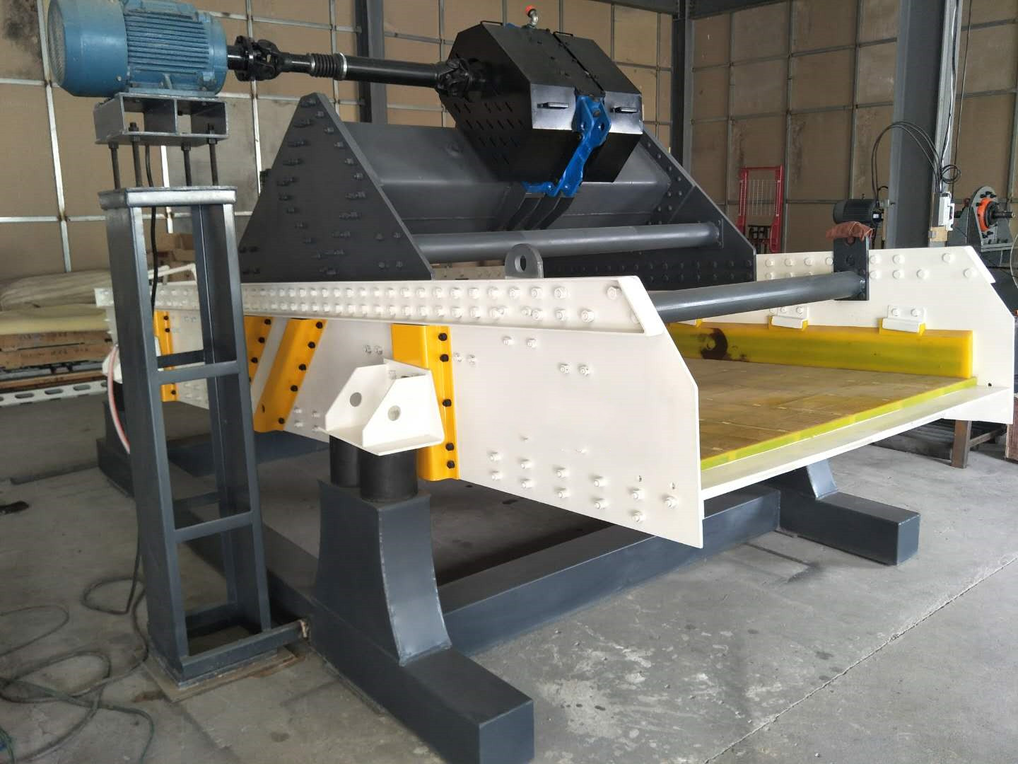 激振器式高頻脫水篩的產品優勢比振動電機的體現在哪方麵？22